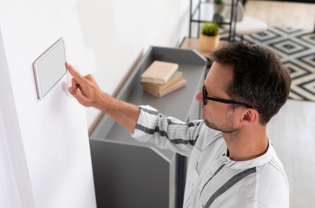 Illuminazione intelligente adattiva con AI in un soggiorno moderno